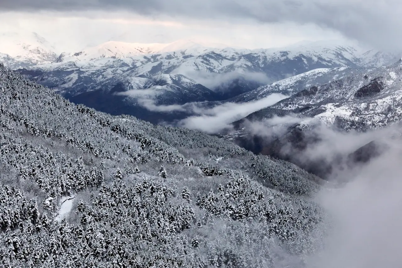 Gümüşhane beyaz gelinliğini giydi: Kar ve sisin dansı havadan görüntülendi 5