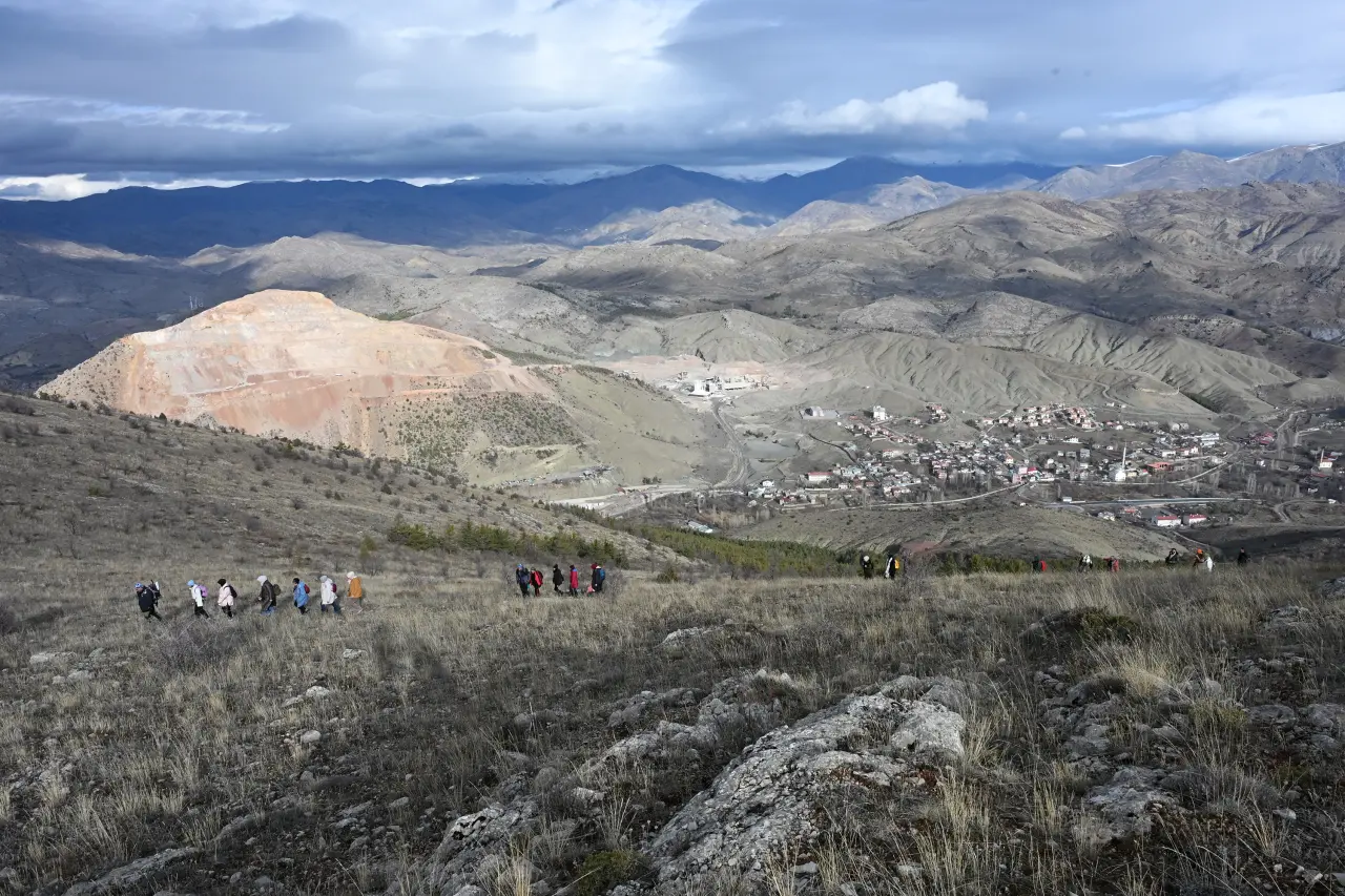 Dört mevsimi bir günde yaşadılar: Yağmur, gökkuşağı ve güneşli zirve 23