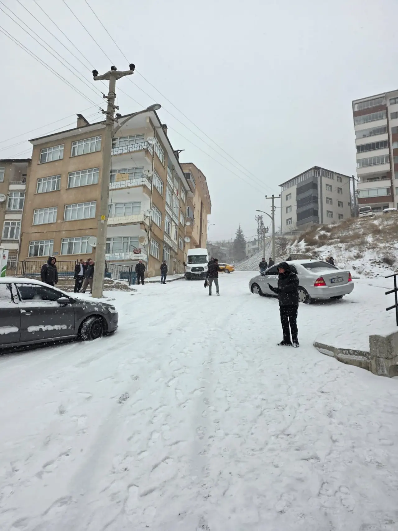 Gümüşhane'de buzlu yolda yokuş aşağı kayan araçlar kamerada 10