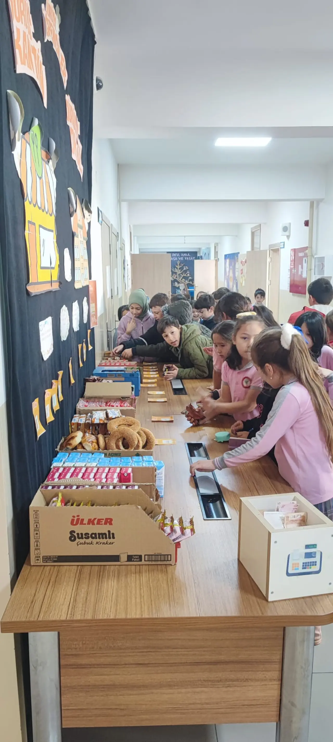 Kürtün’de Değerler Eğitimi: Şehit Taşkın Temel İlkokulu’nda ‘Dürüst Kantin’ Uygulaması Başlatıldı 3