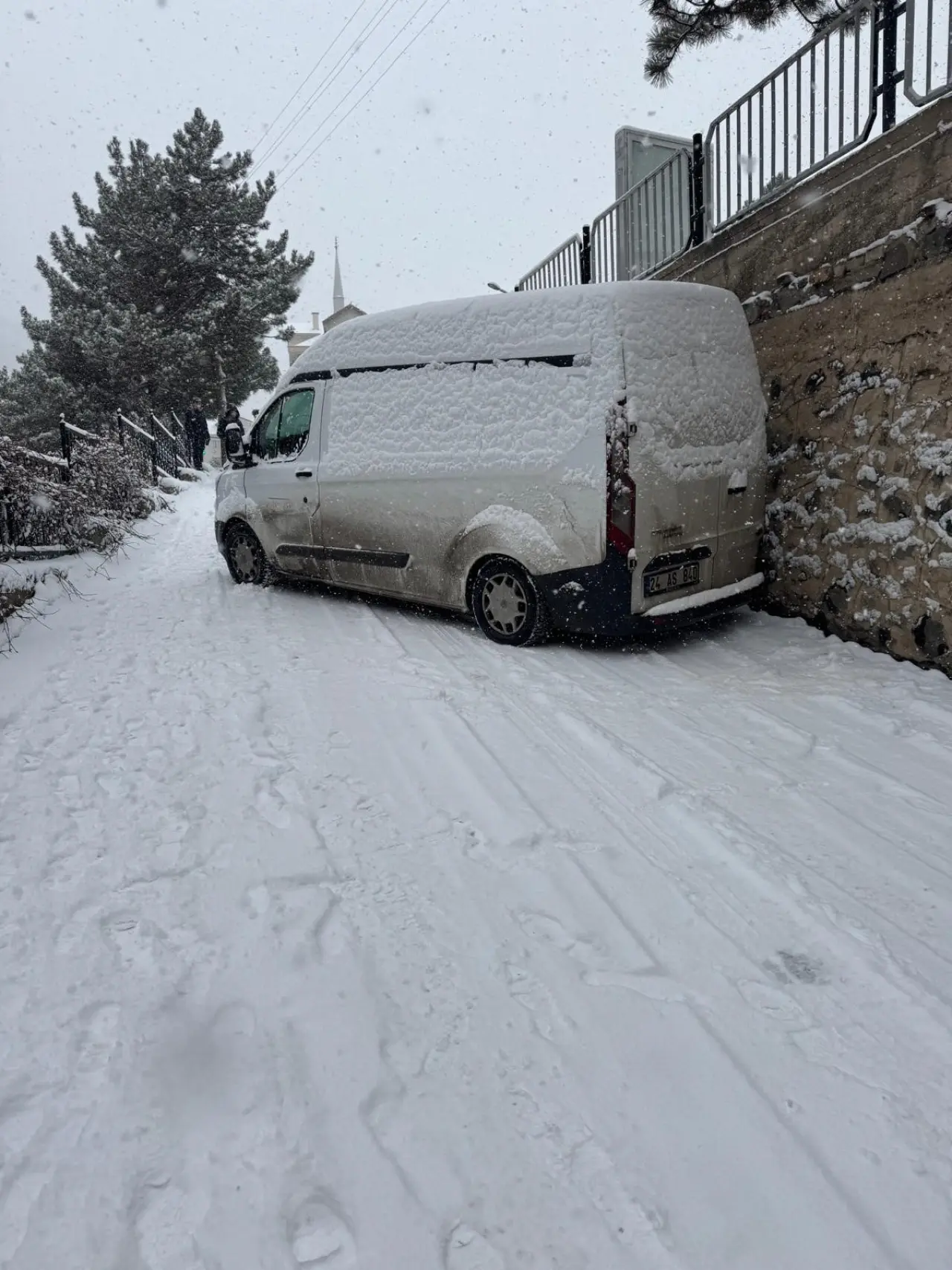 Gümüşhane'de buzlu yolda yokuş aşağı kayan araçlar kamerada 5