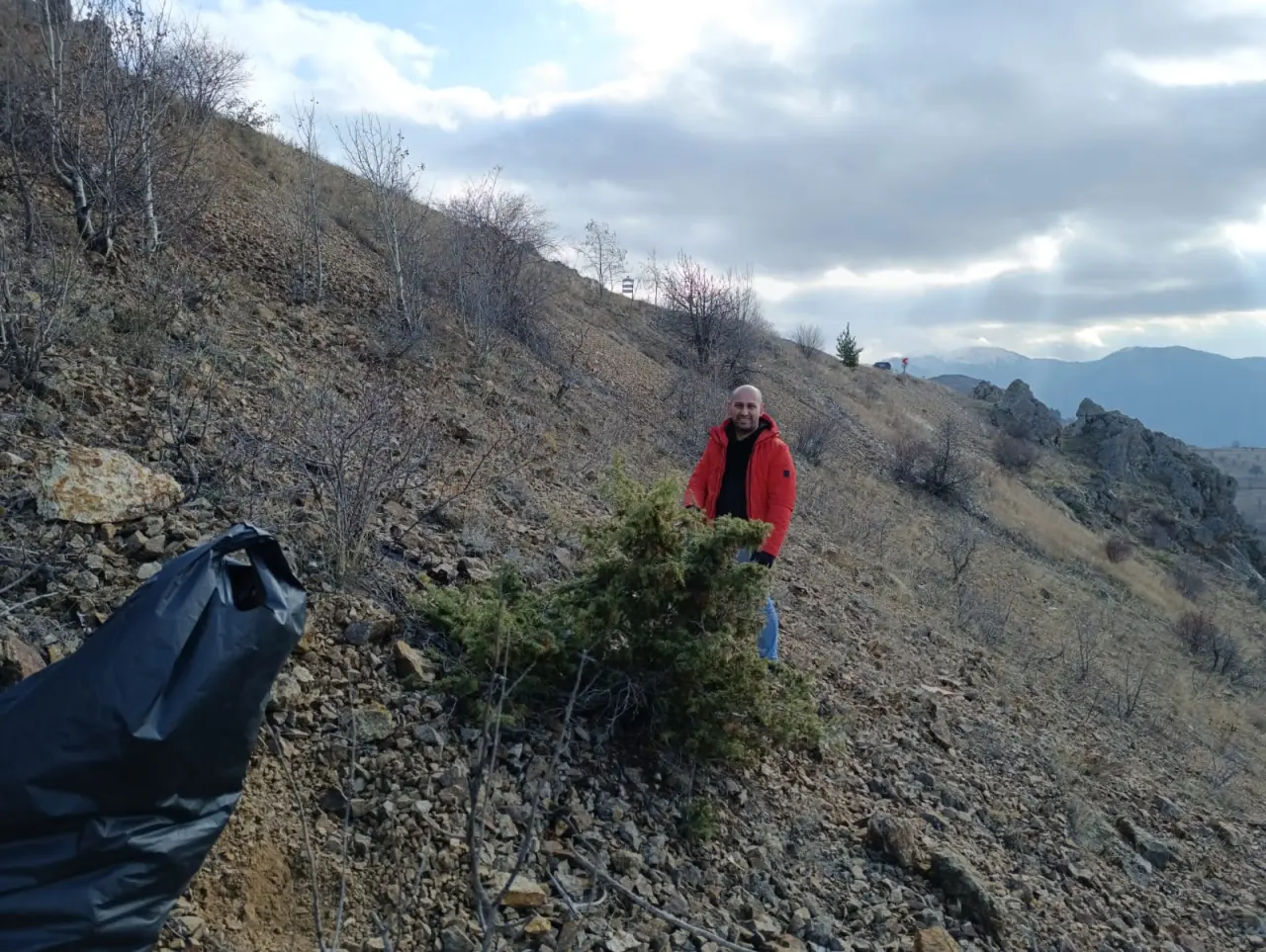 Gümüşhane’de örnek çevre seferberliği: Yaydemir köyünde gençler 20 hektarlık alanda çöp topladı 2