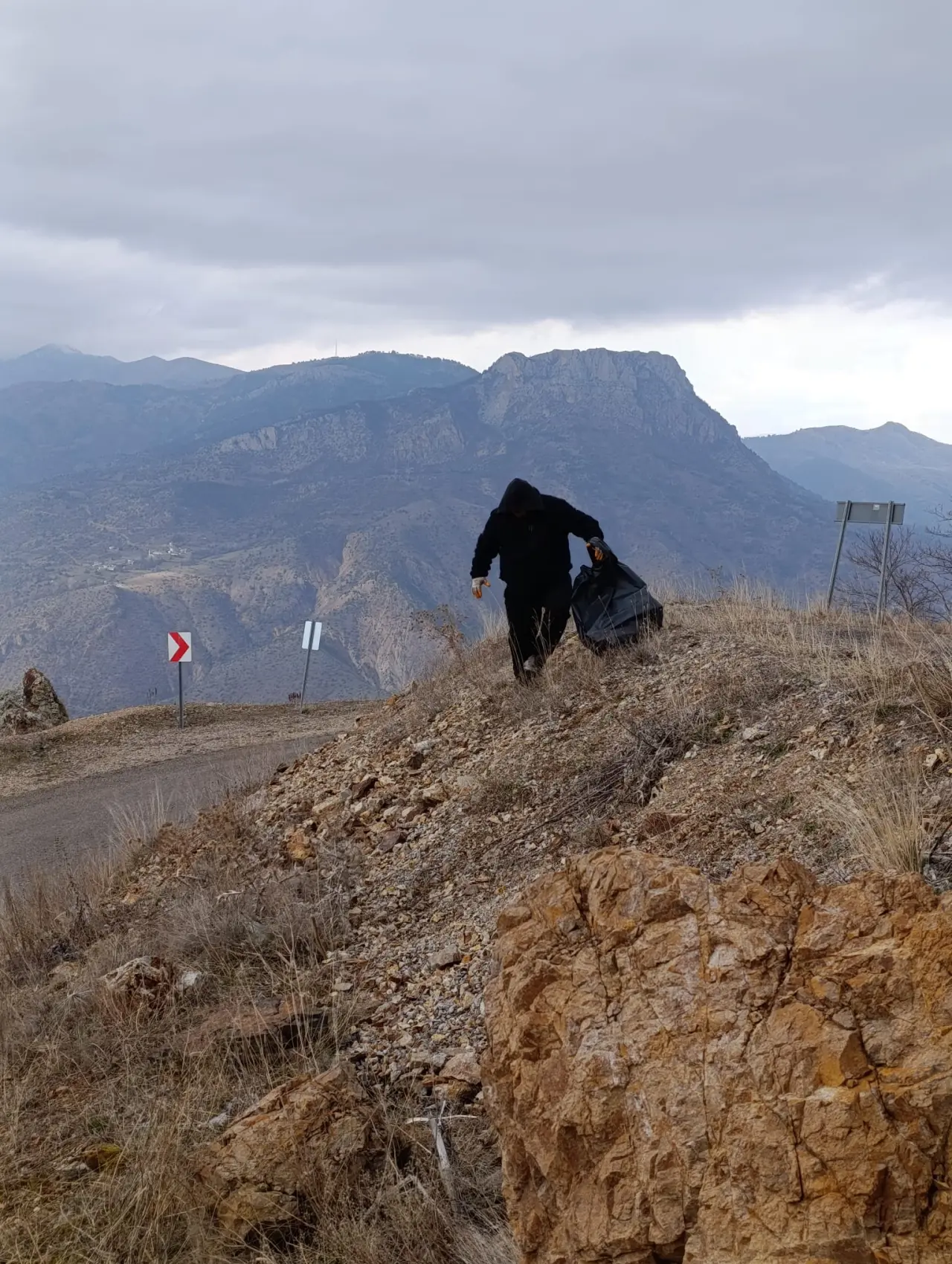Gümüşhane’de örnek çevre seferberliği: Yaydemir köyünde gençler 20 hektarlık alanda çöp topladı 7