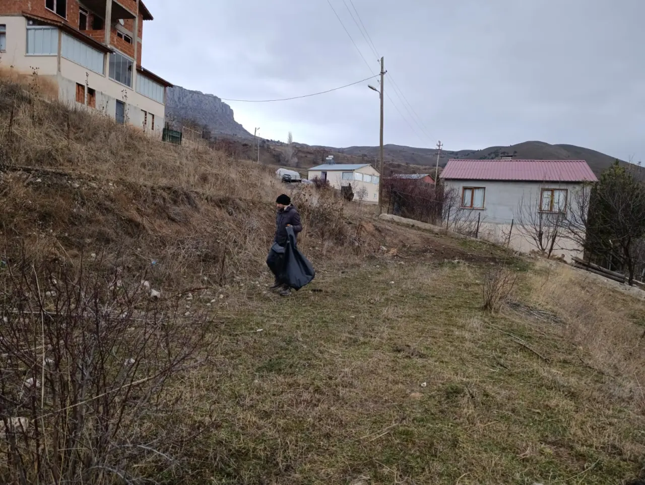 Gümüşhane’de örnek çevre seferberliği: Yaydemir köyünde gençler 20 hektarlık alanda çöp topladı 11