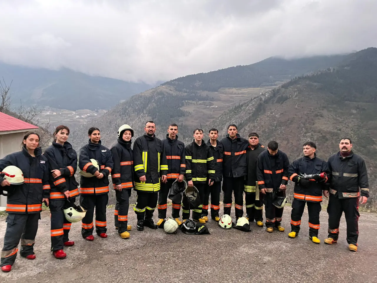 Üniversite Öğrencileri Özkürtün’deki yangına hızır gibi yetişti 4