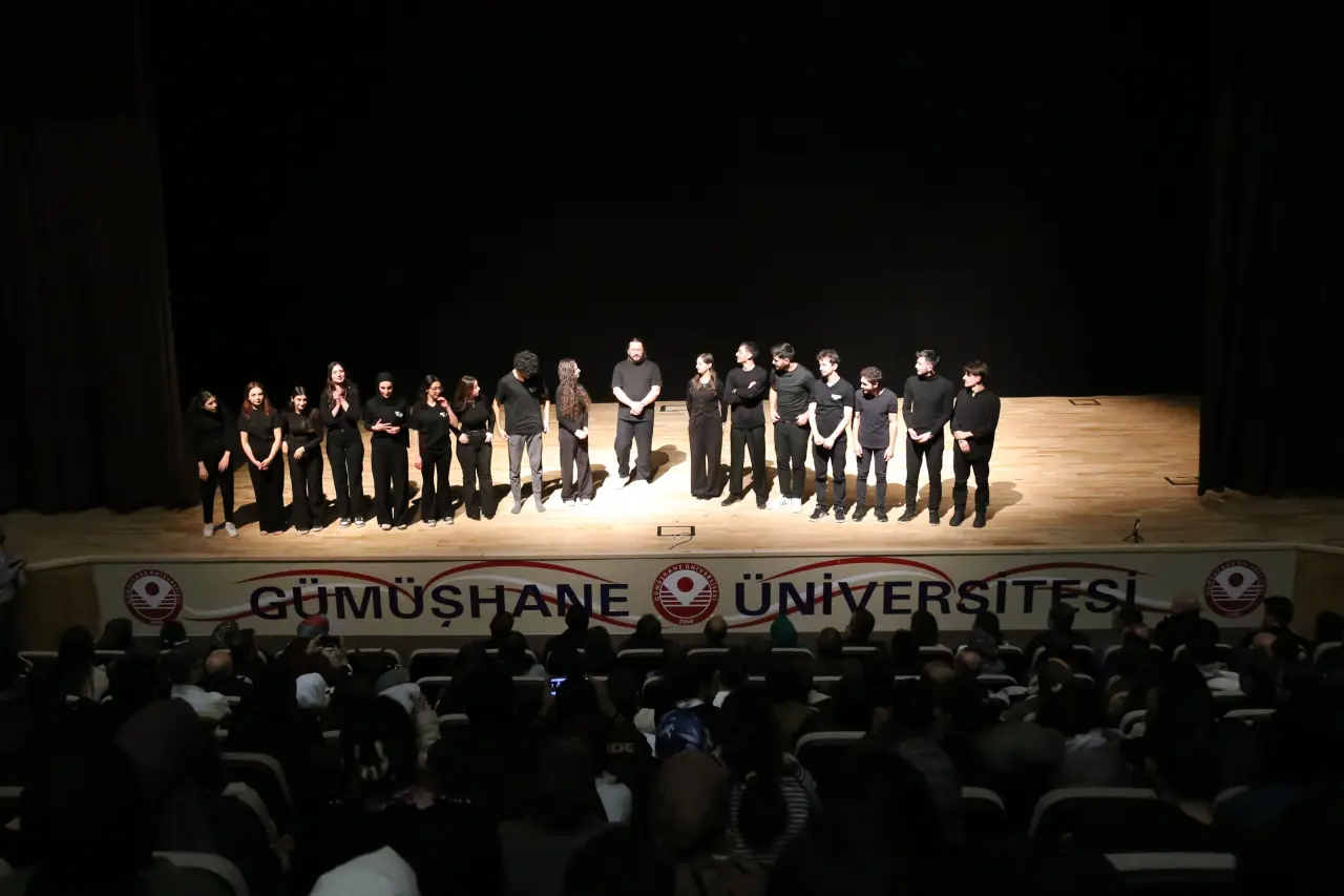 Gümüşhane'de Salon Doldu Taştı! Kahkahaya Boğan 'Sahibinden Komedi' İçin Turne Müjdesi Geldi 8