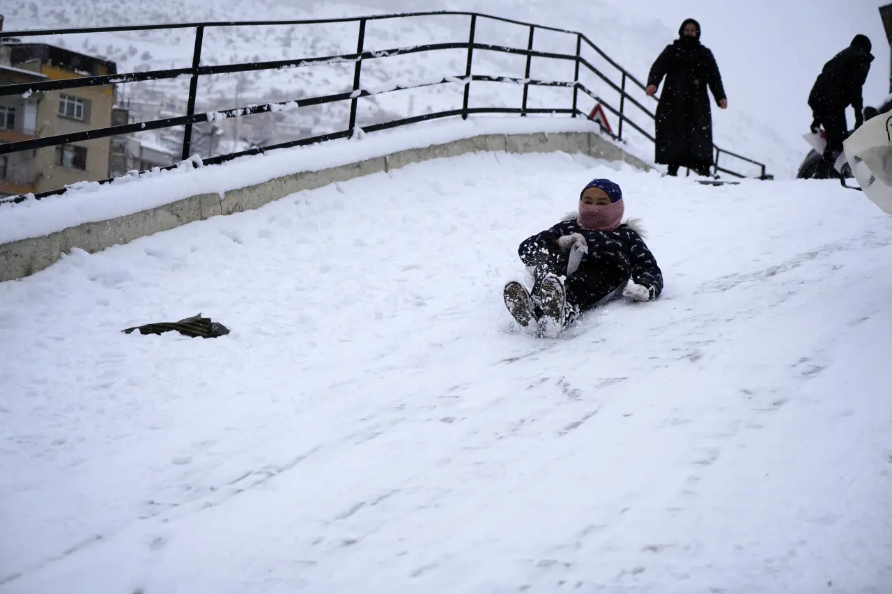 Tatili fırsat bilen çocuklar sokaklara akın etti 2
