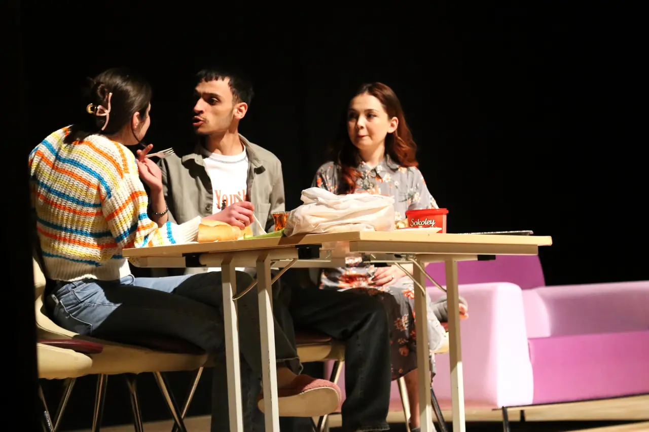 Gümüşhane'de Salon Doldu Taştı! Kahkahaya Boğan 'Sahibinden Komedi' İçin Turne Müjdesi Geldi 1