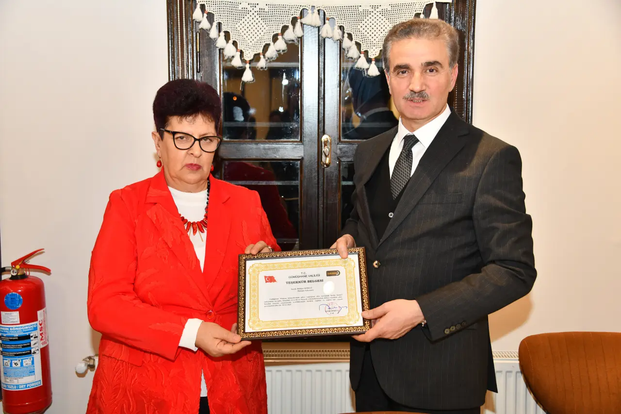 Gümüşhane Valiliği'nde 45 yıllık hizmetin ardından duygusal veda: Ülkü Köklü emekli oldu 1