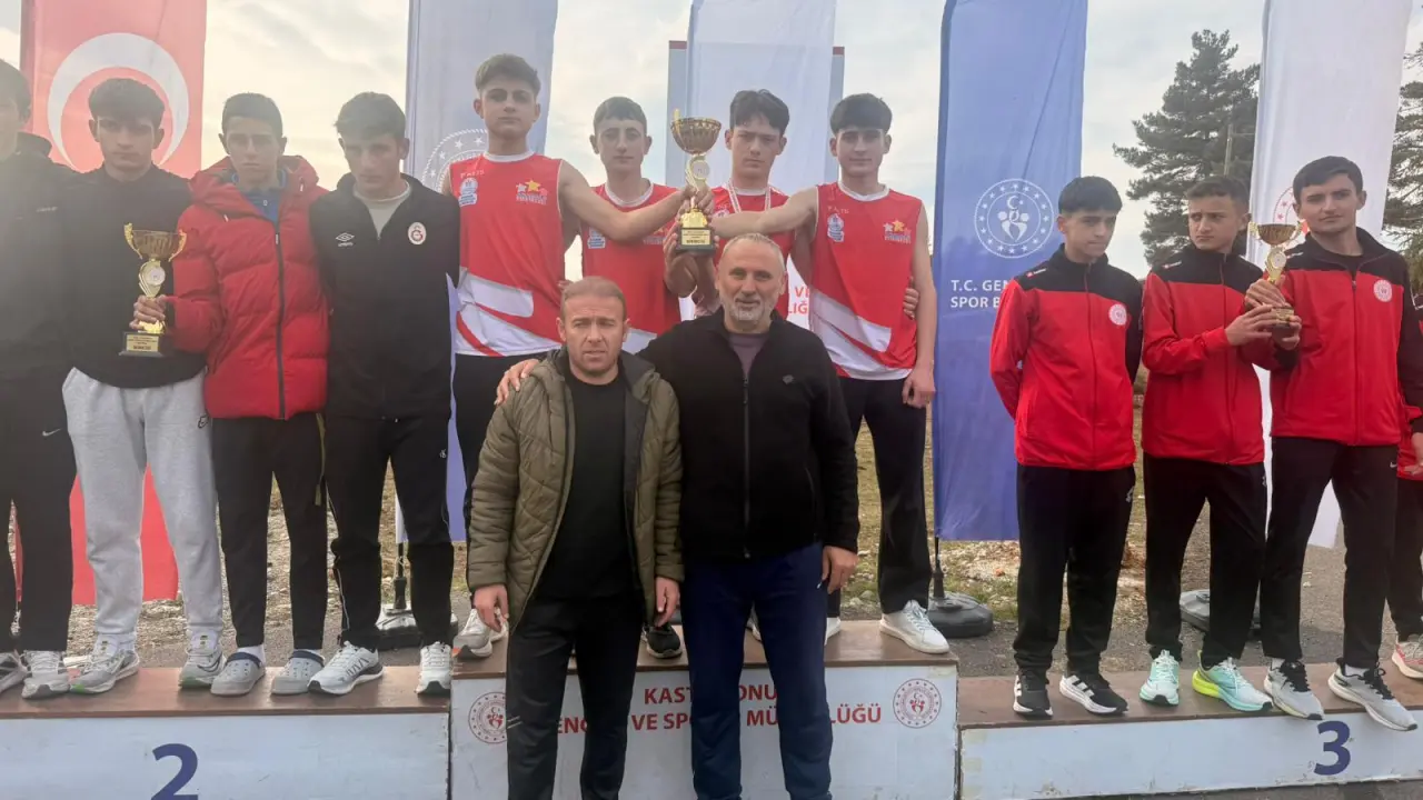 Gümüşhaneli atletlerden yarı finallere altın imza 3