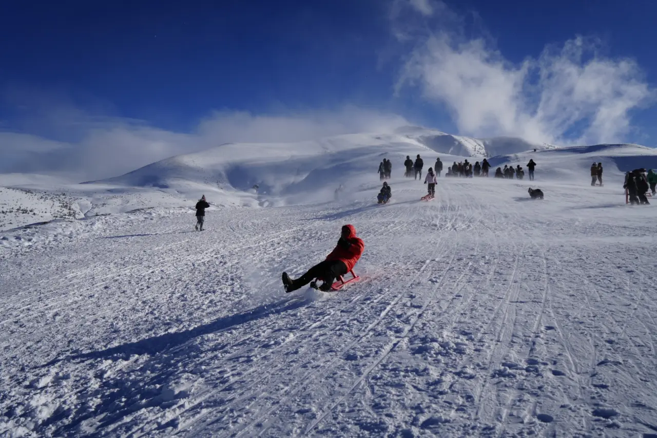 Kar Hasreti Çeken Oraya Koştu: Zigana’da Adım Atacak Yer Kalmadı! 2