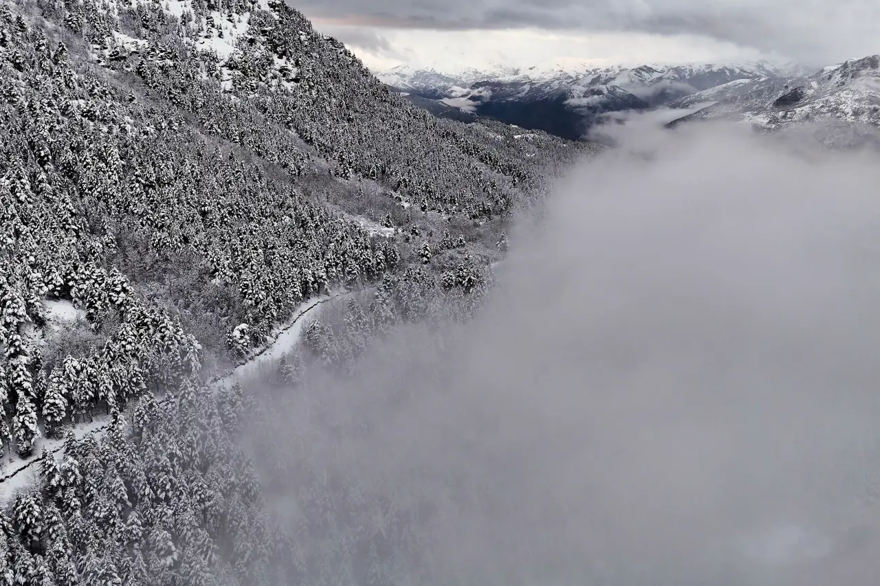 Gümüşhane beyaz gelinliğini giydi: Kar ve sisin dansı havadan görüntülendi 7