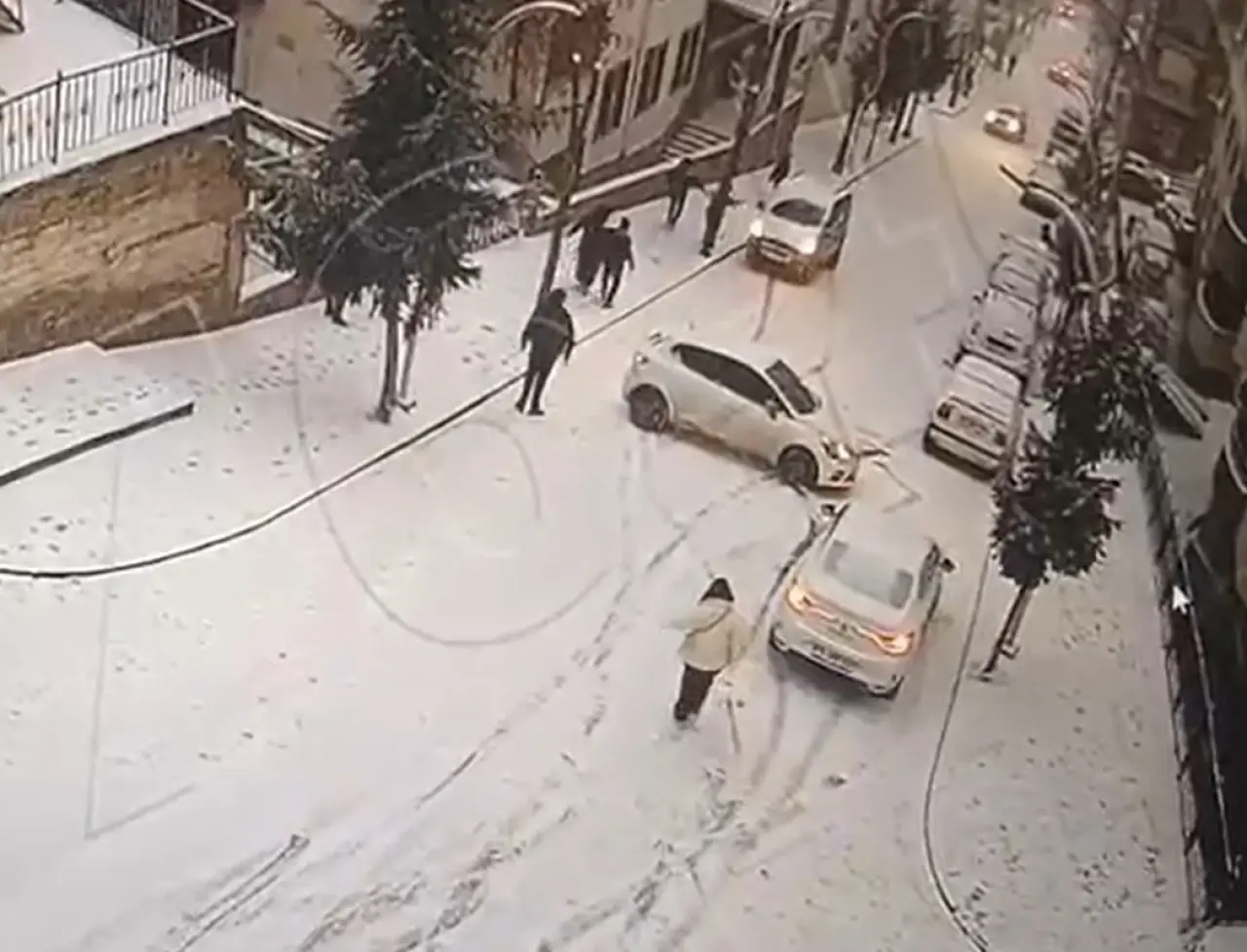 Gümüşhane'de buzlu yolda yokuş aşağı kayan araçlar kamerada 1