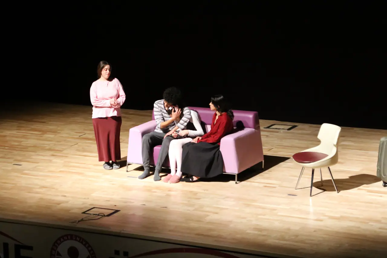 Gümüşhane'de Salon Doldu Taştı! Kahkahaya Boğan 'Sahibinden Komedi' İçin Turne Müjdesi Geldi 6