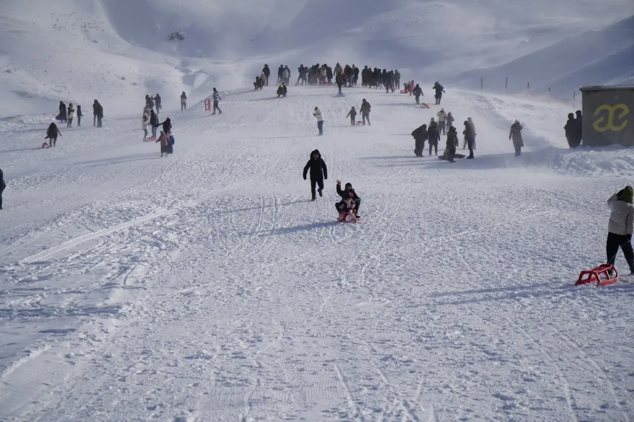 Kar Hasreti Çeken Oraya Koştu: Zigana’da Adım Atacak Yer Kalmadı! 9