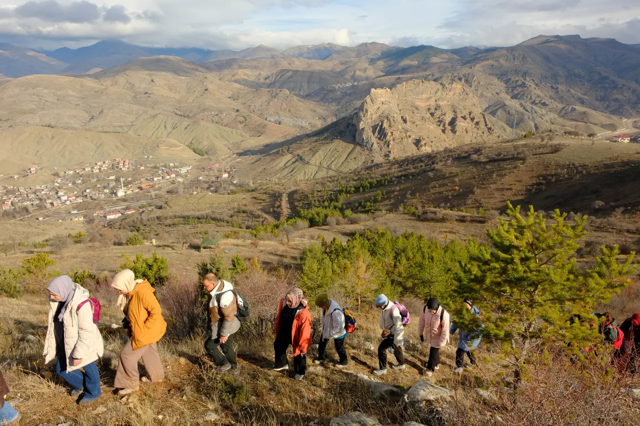 Dört mevsimi bir günde yaşadılar: Yağmur, gökkuşağı ve güneşli zirve 2