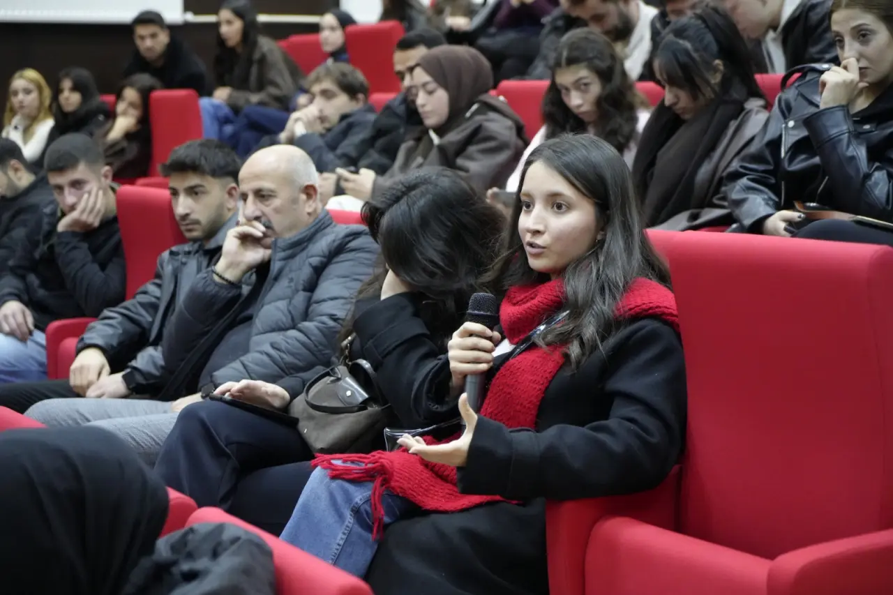 Gümüşhane’de Sektör-Akademi Buluşması: Sezai Köprülü Gazeteciliğin 'Duruş' Kodlarını Anlattı 10