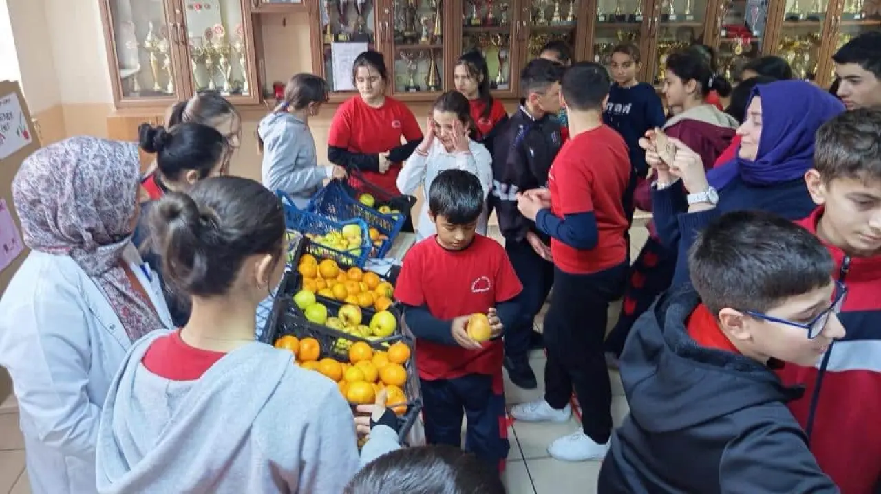 Gazipaşa Ortaokulu'nda 'Yerli ve Sağlıklı' Dönüşüm: Cips Yerine Elma, Çikolata Yerine Mandalina 3