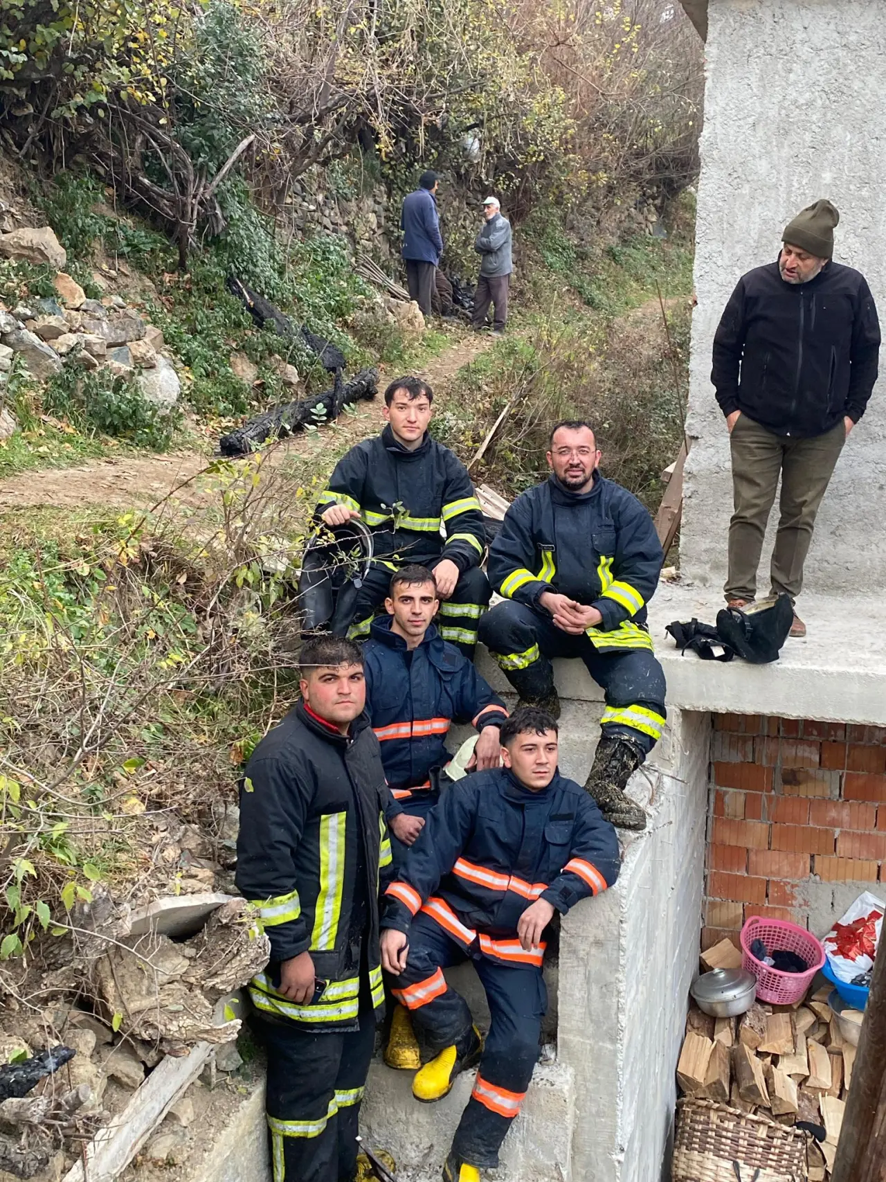 Üniversite Öğrencileri Özkürtün’deki yangına hızır gibi yetişti 1