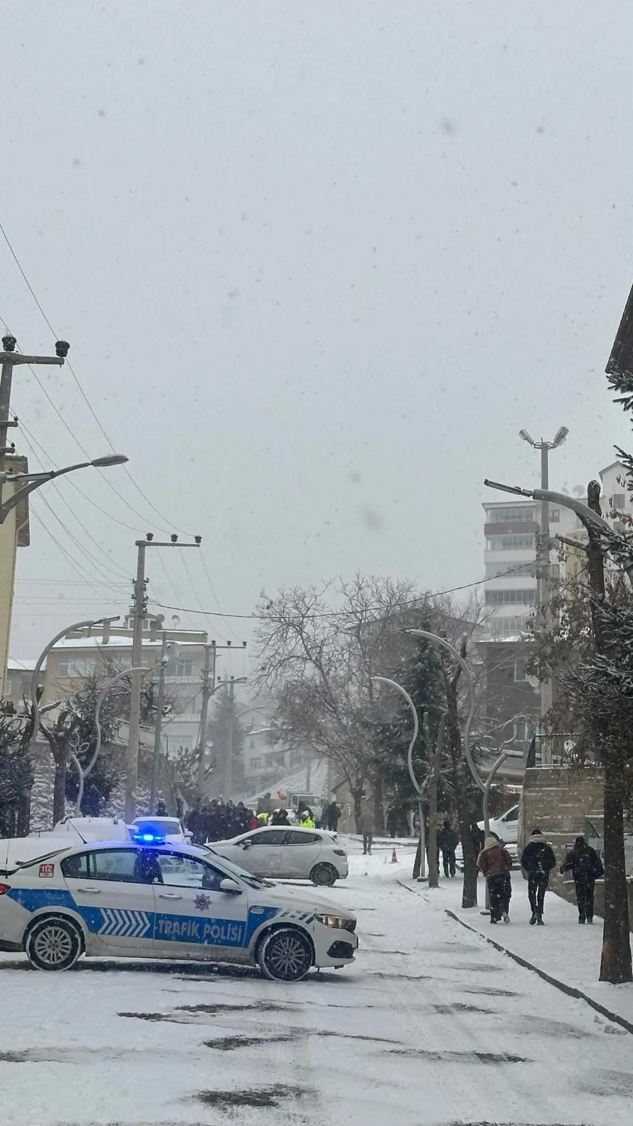 Gümüşhane'de buzlu yolda yokuş aşağı kayan araçlar kamerada 3