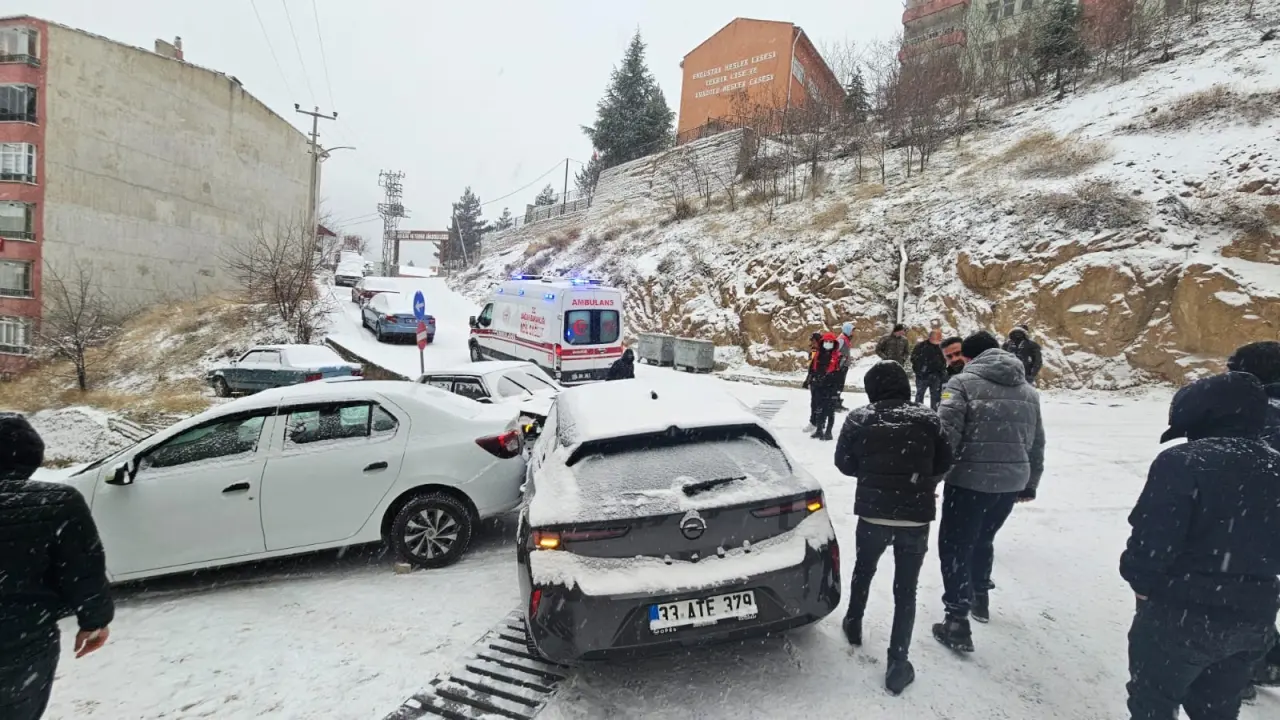 Gümüşhane'de kar yağışı kazalara neden oldu 6