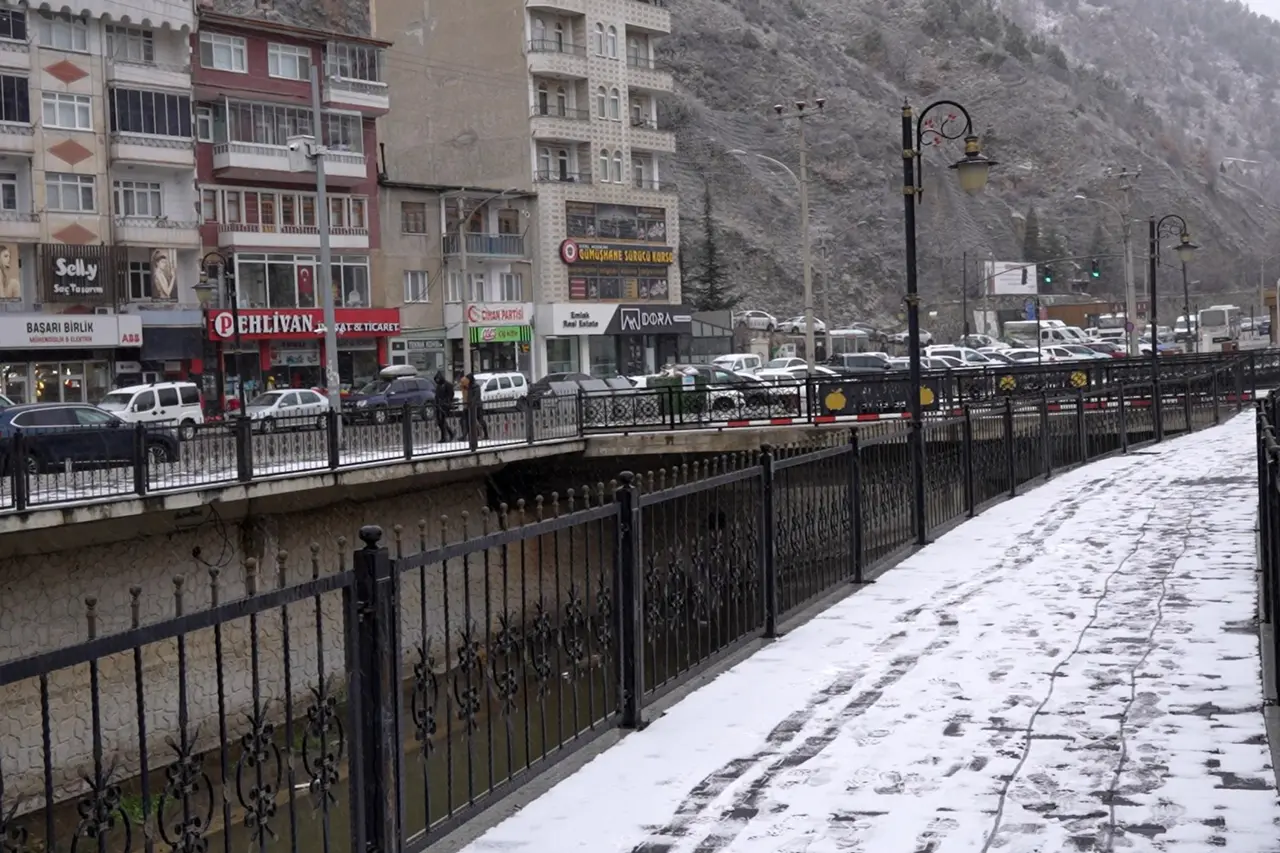 Gümüşhane kent merkezine mevsimin ilk karı yağdı 4