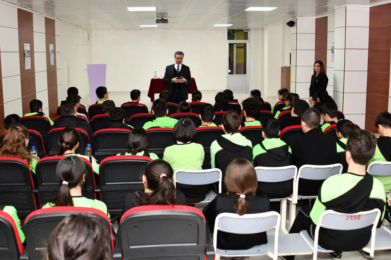 Vali Baruş’tan Fevzipaşa Ortaokulu’na ziyaret 16