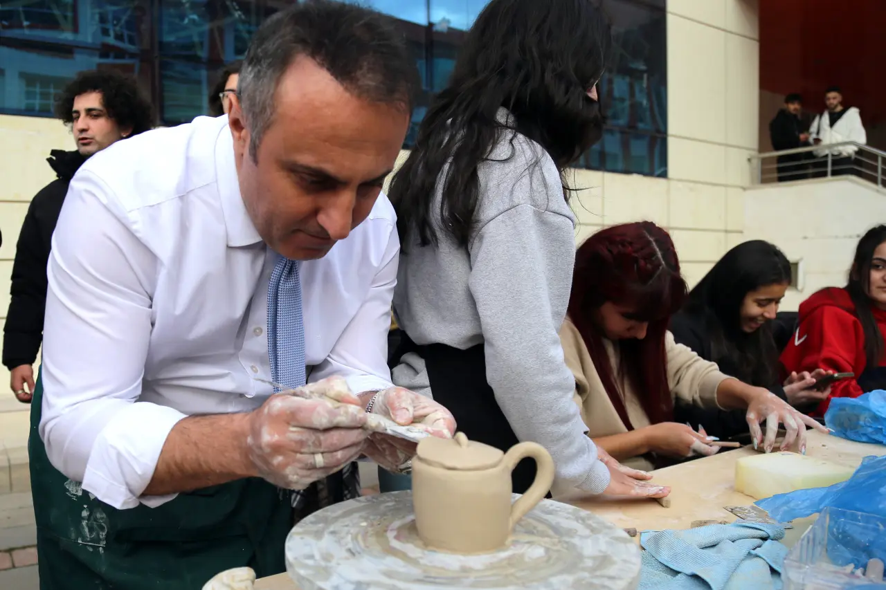 Gümüşhane Üniversitesi’nde Gelenek ve Sanat Buluşması: Dölek Çamuru Kampüste Hayat Buldu 5