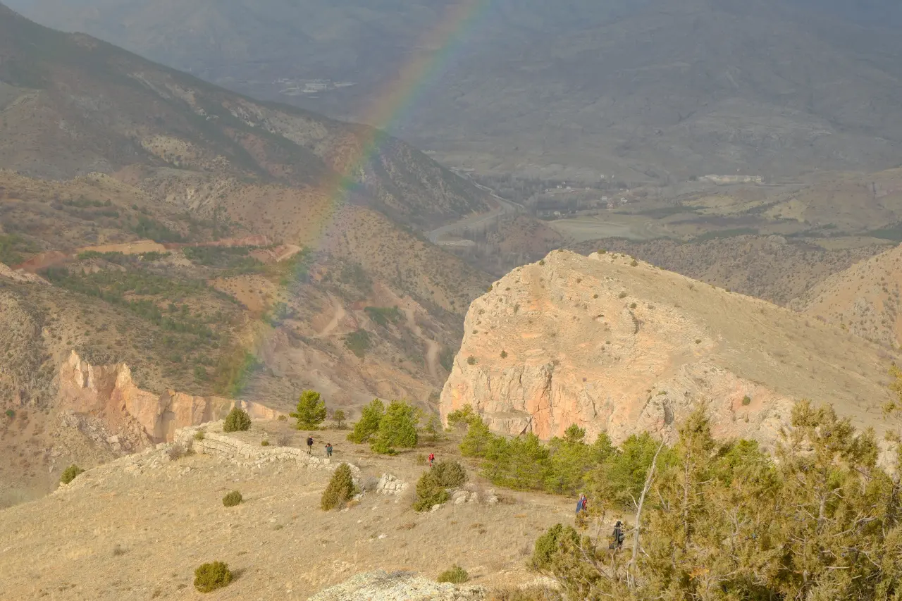 Dört mevsimi bir günde yaşadılar: Yağmur, gökkuşağı ve güneşli zirve 5