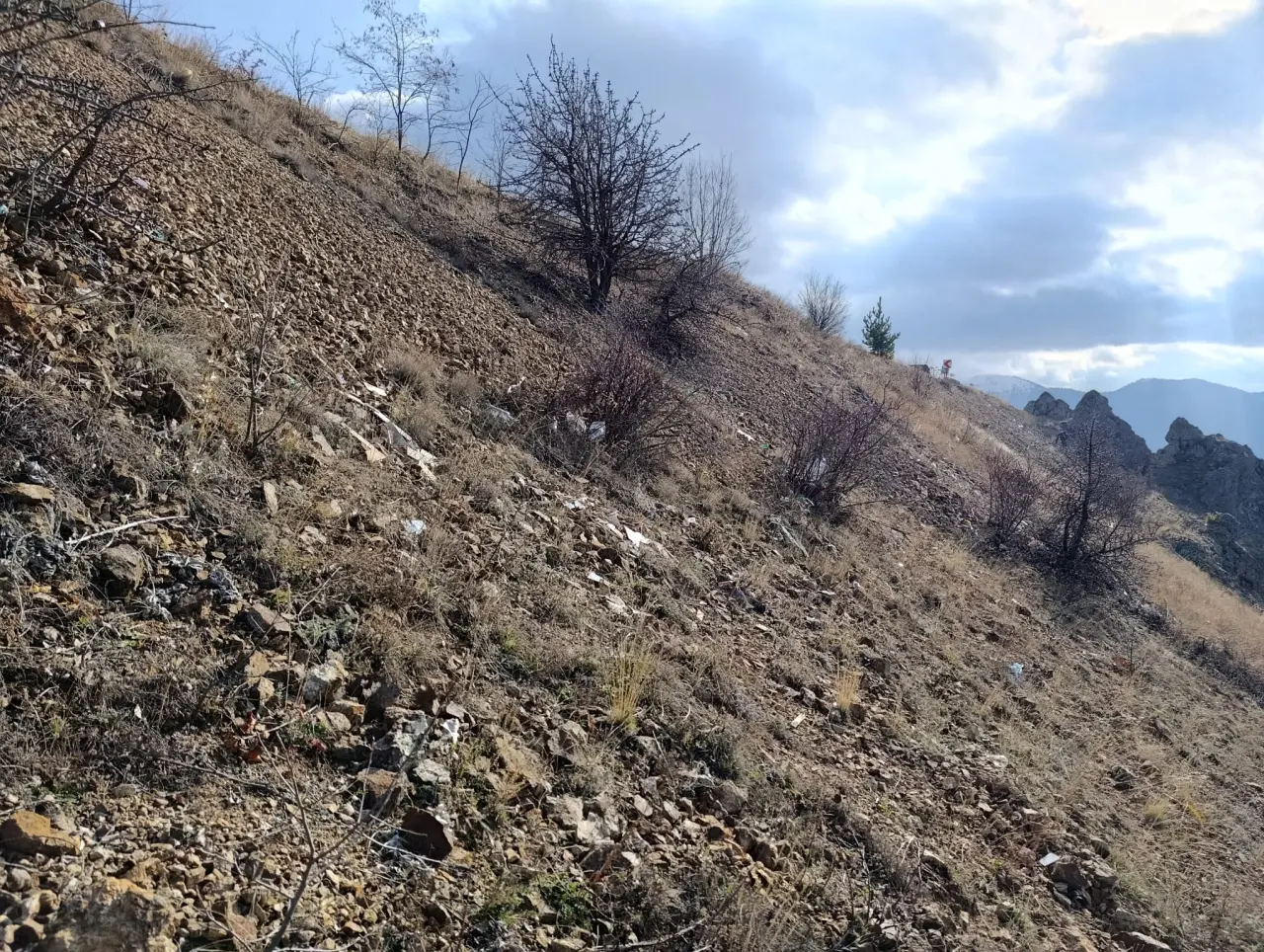 Gümüşhane’de örnek çevre seferberliği: Yaydemir köyünde gençler 20 hektarlık alanda çöp topladı 16