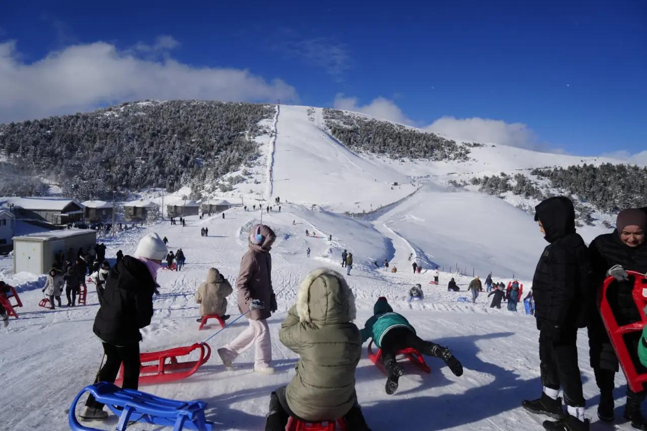 Kar Hasreti Çeken Oraya Koştu: Zigana’da Adım Atacak Yer Kalmadı! 4