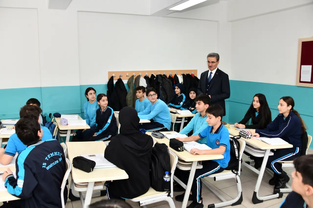 Vali Baruş sınıfa girdi, gençlere o sırrı verdi: ‘Bunu yaparsanız hedefe ulaşmamak için sebep yok’ 11