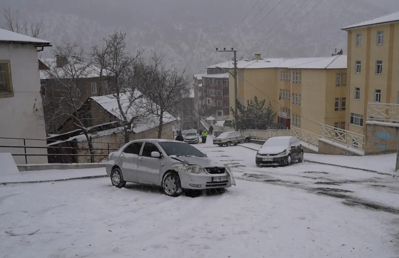 Gümüşhane'de kar yağışı kazalara neden oldu 5