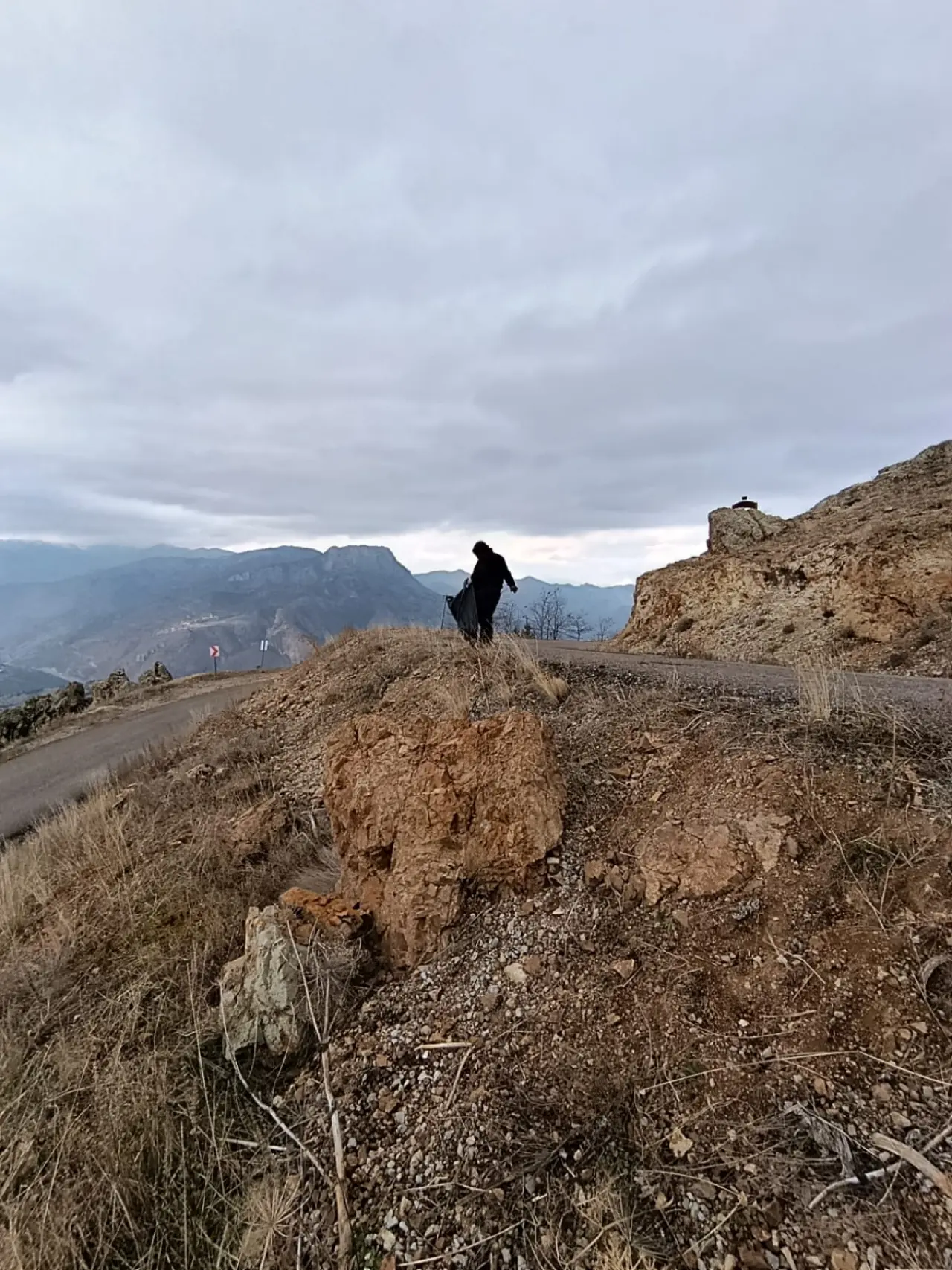 Gümüşhane’de örnek çevre seferberliği: Yaydemir köyünde gençler 20 hektarlık alanda çöp topladı 10