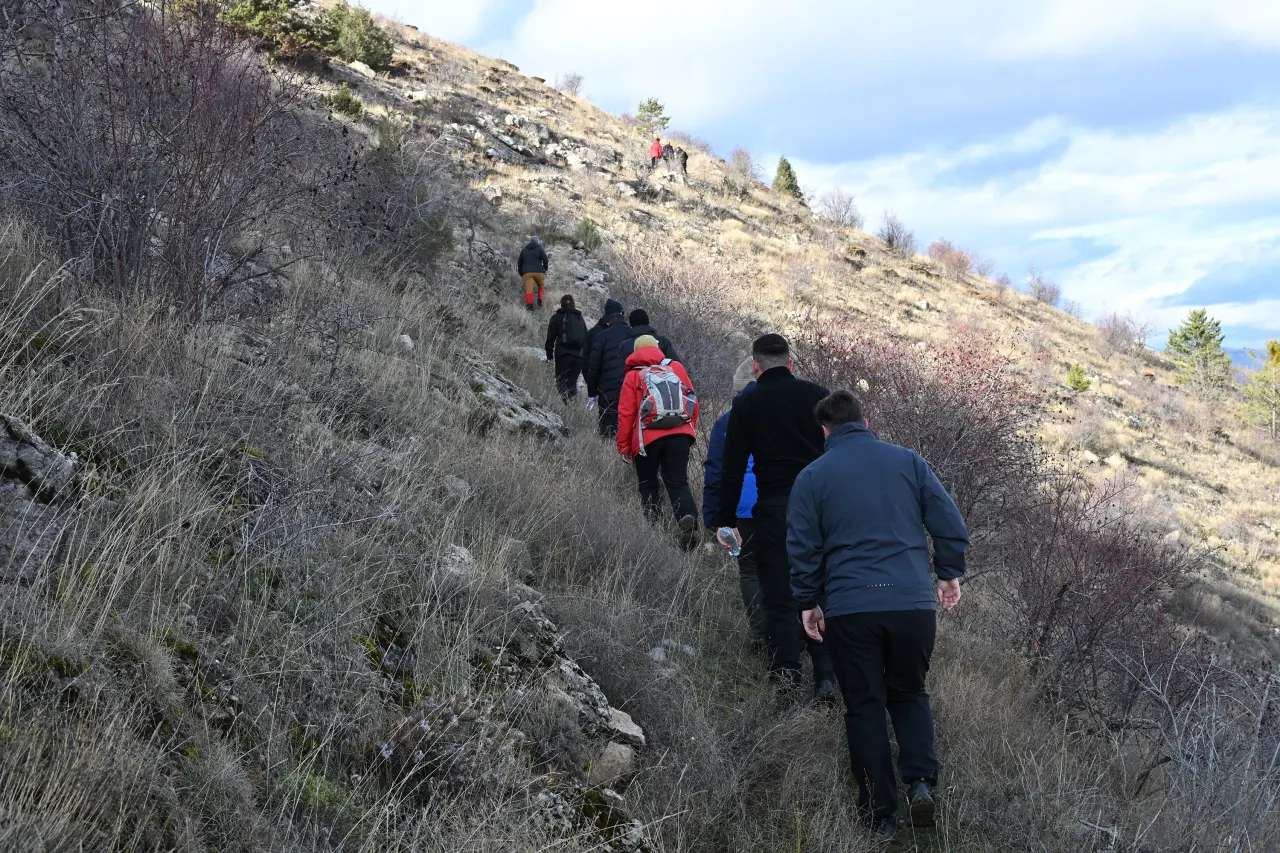 Dört mevsimi bir günde yaşadılar: Yağmur, gökkuşağı ve güneşli zirve 12