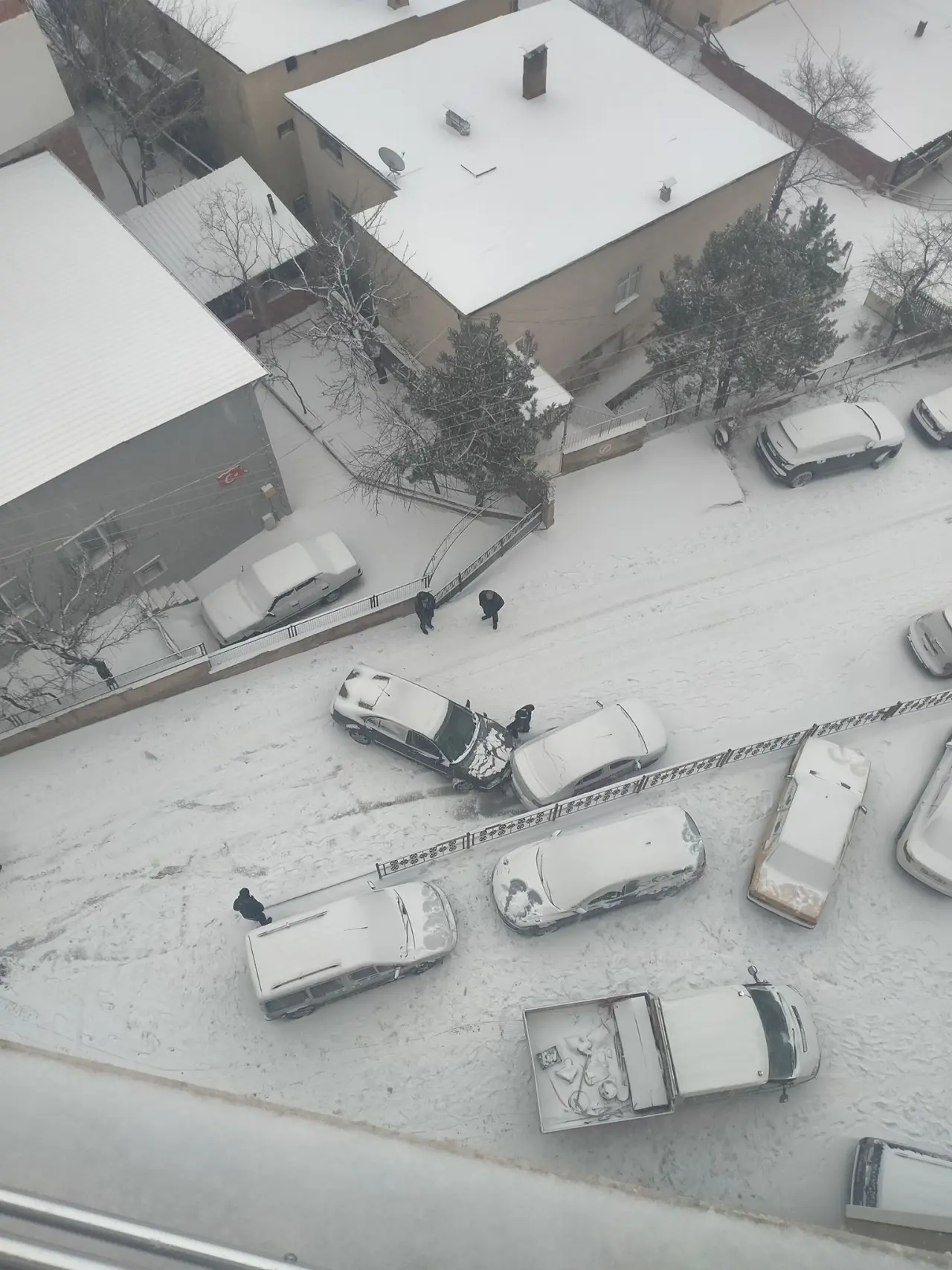 Gümüşhane'de buzlu yolda yokuş aşağı kayan araçlar kamerada 7