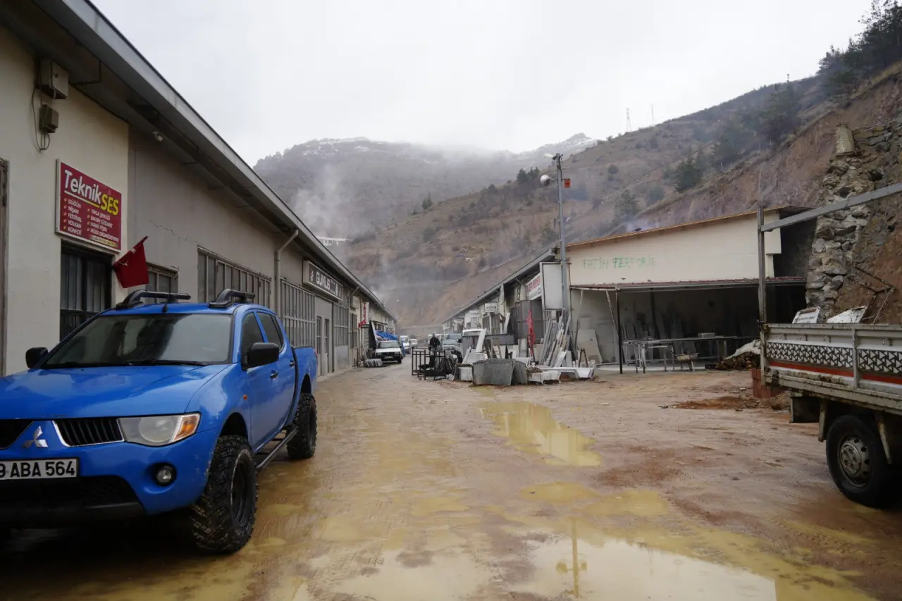 Bağlarbaşı Sanayi Sitesi’nde kabus geri mi dönüyor? Yeni yapılan istinat duvarları da çatladı 5