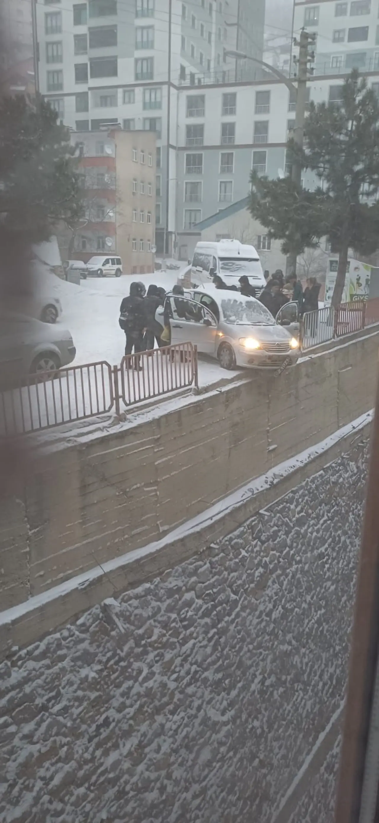 Gümüşhane'de buzlu yolda yokuş aşağı kayan araçlar kamerada 4