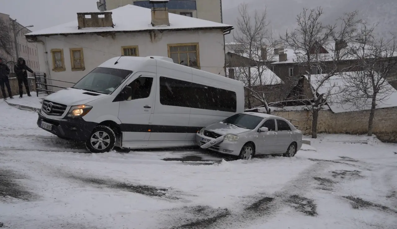 Gümüşhane'de kar yağışı kazalara neden oldu 3