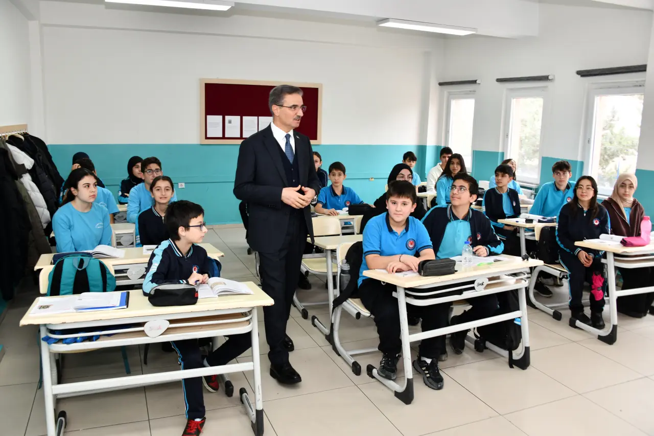 Vali Baruş sınıfa girdi, gençlere o sırrı verdi: ‘Bunu yaparsanız hedefe ulaşmamak için sebep yok’ 2