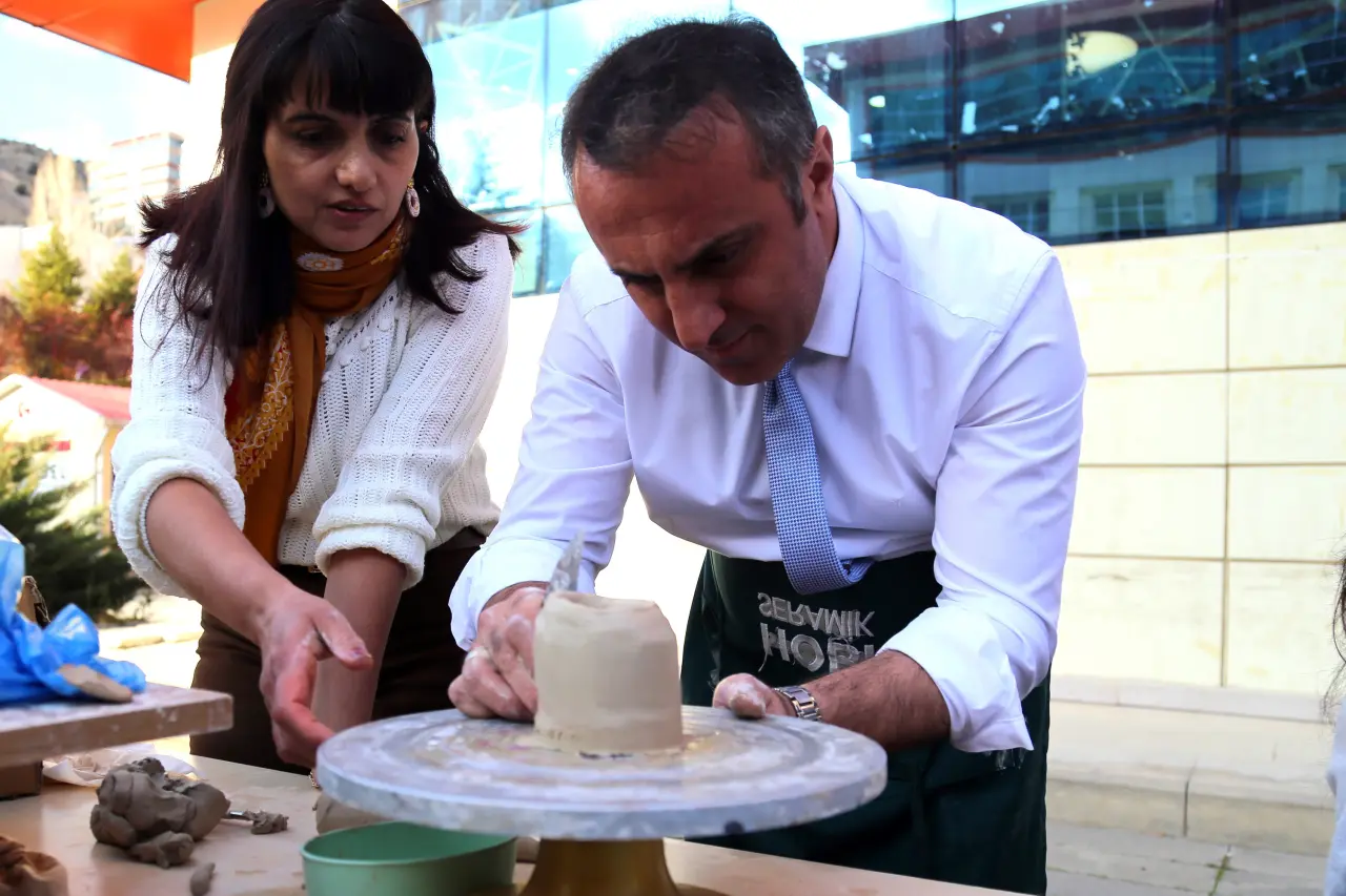 Gümüşhane Üniversitesi’nde Gelenek ve Sanat Buluşması: Dölek Çamuru Kampüste Hayat Buldu 4