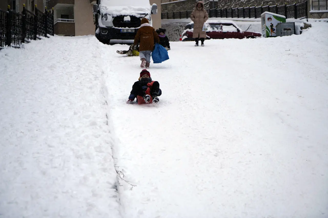 Tatili fırsat bilen çocuklar sokaklara akın etti 5