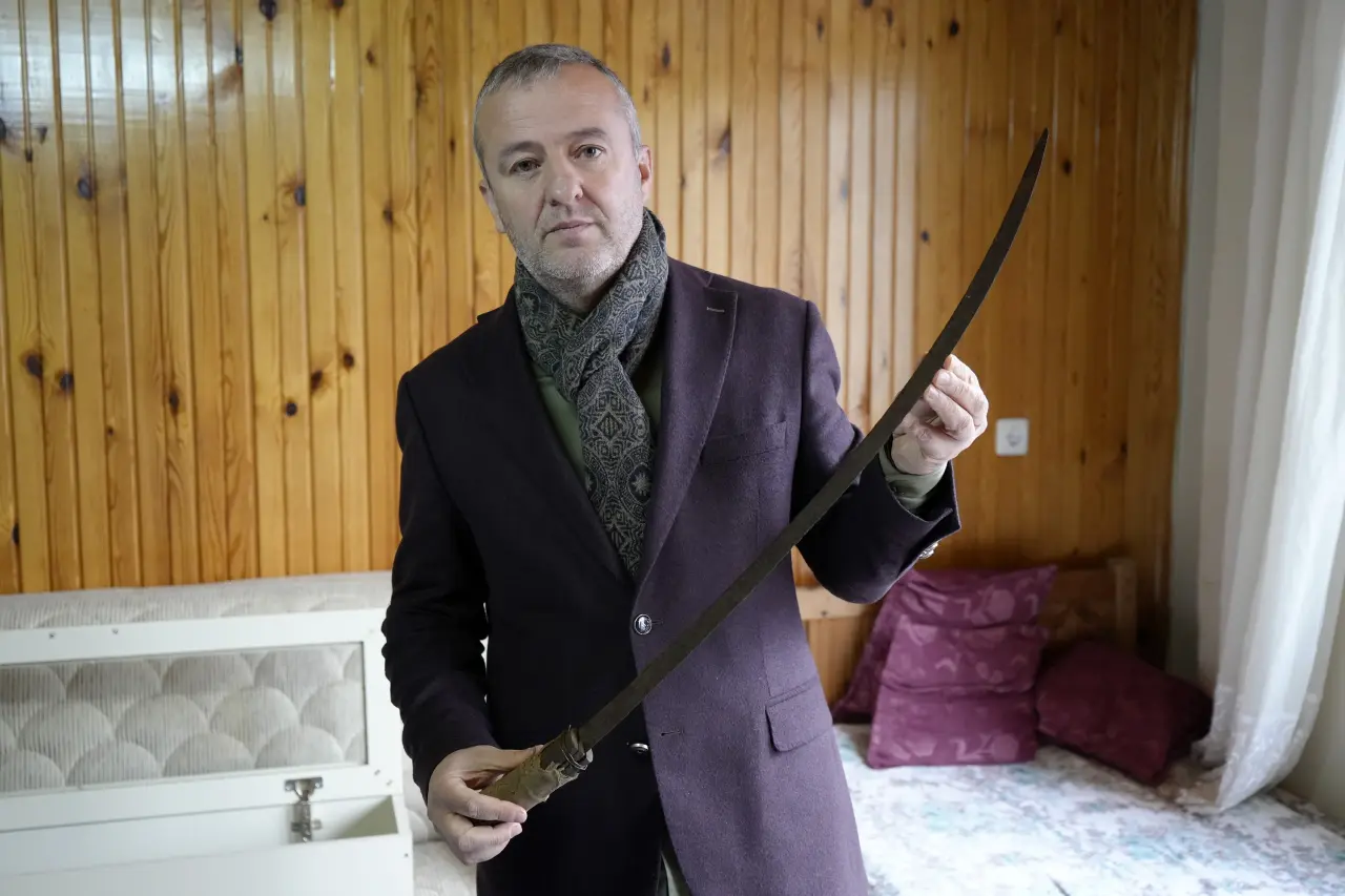 700 Yıllık Miras: Güvenç Abdal’ın Kılıcı ve Zırhı Gümüşhane’de Korunuyor 4