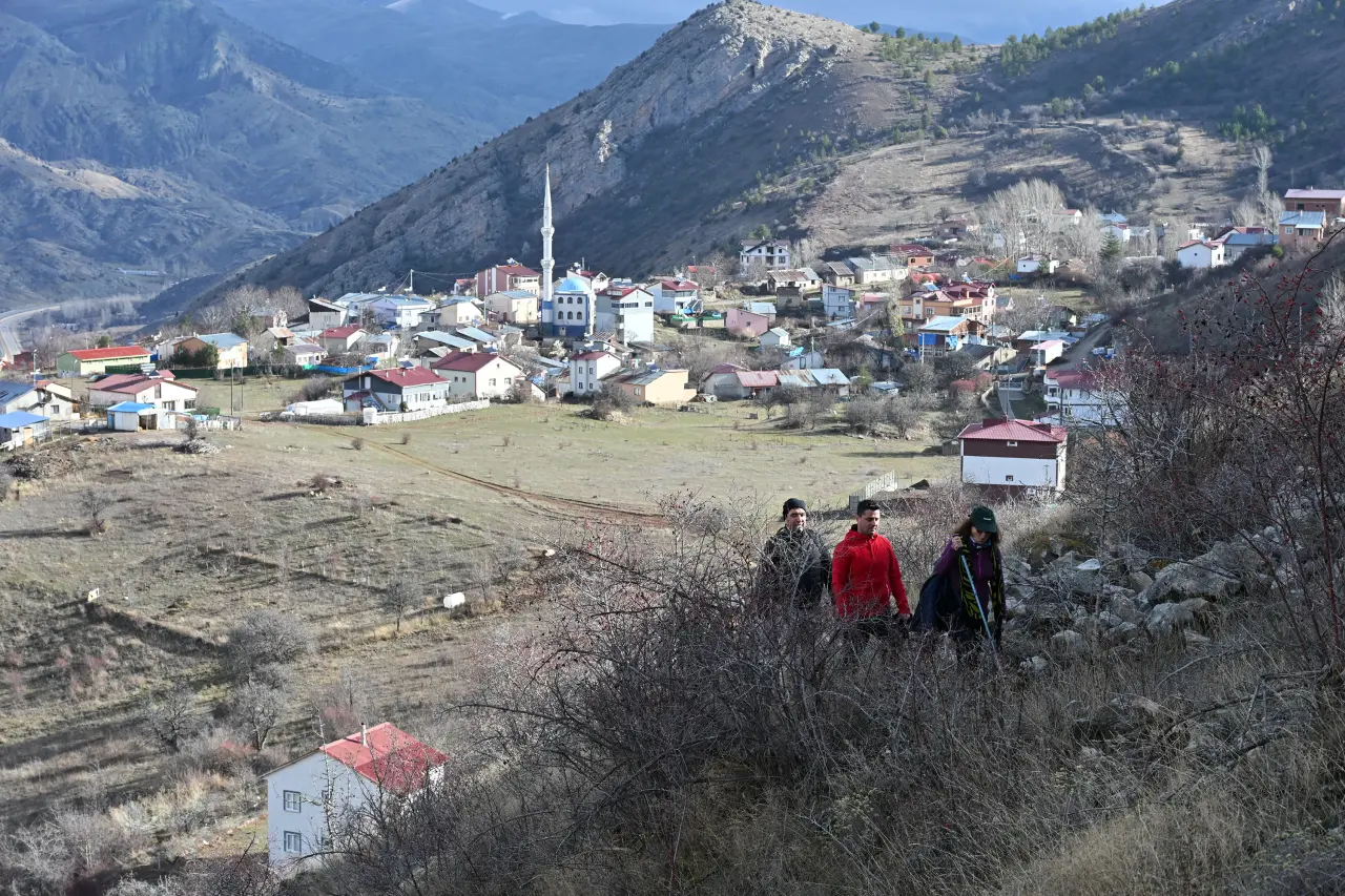 Dört mevsimi bir günde yaşadılar: Yağmur, gökkuşağı ve güneşli zirve 14