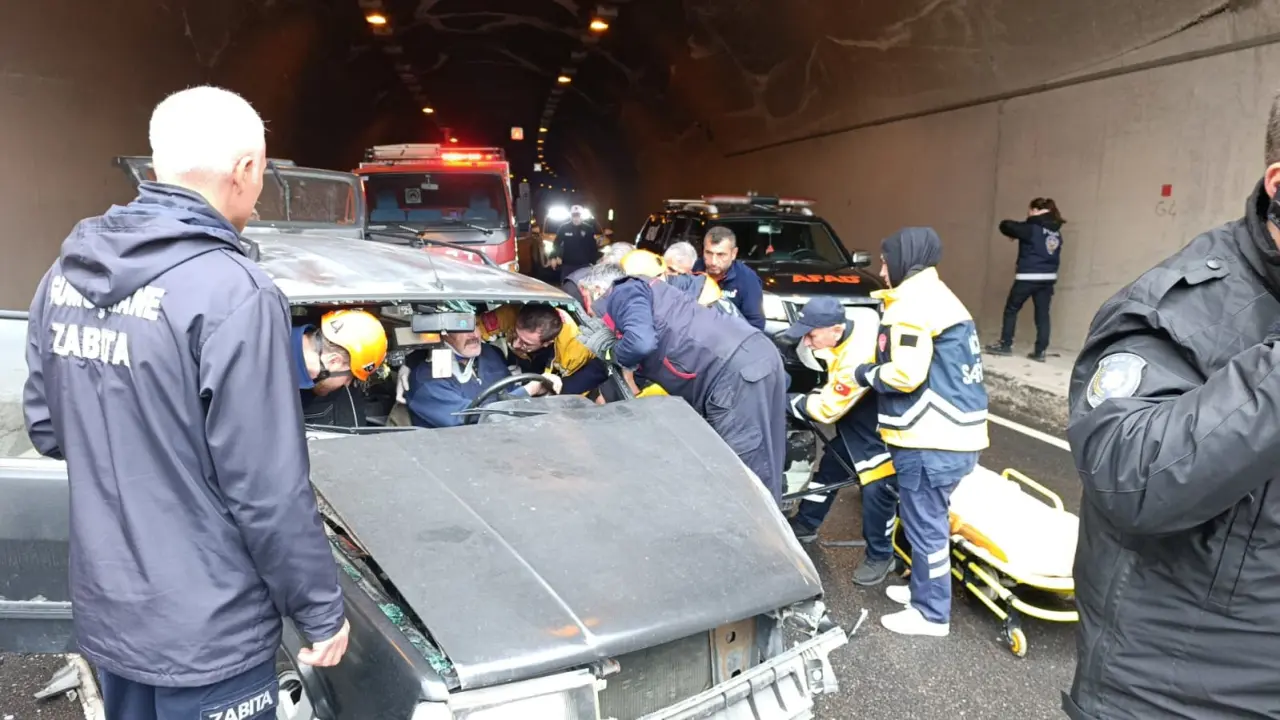 Gümüşhane’de 750 metre arayla iki kaza: 1 ölü, 3 yaralı 13