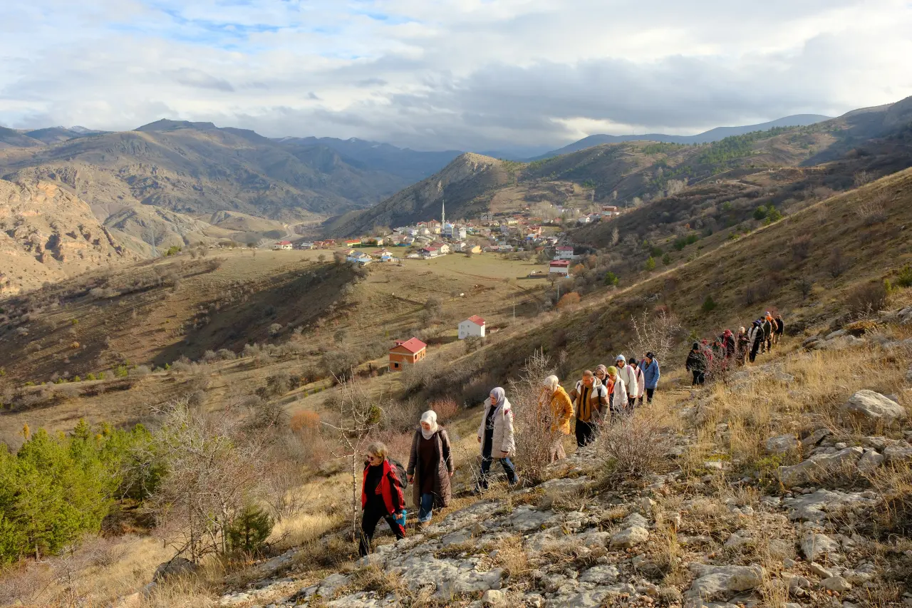 Dört mevsimi bir günde yaşadılar: Yağmur, gökkuşağı ve güneşli zirve 1