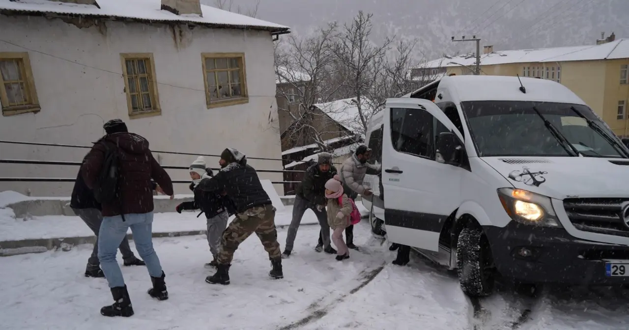 Gümüşhane'de kar yağışı kazalara neden oldu 9