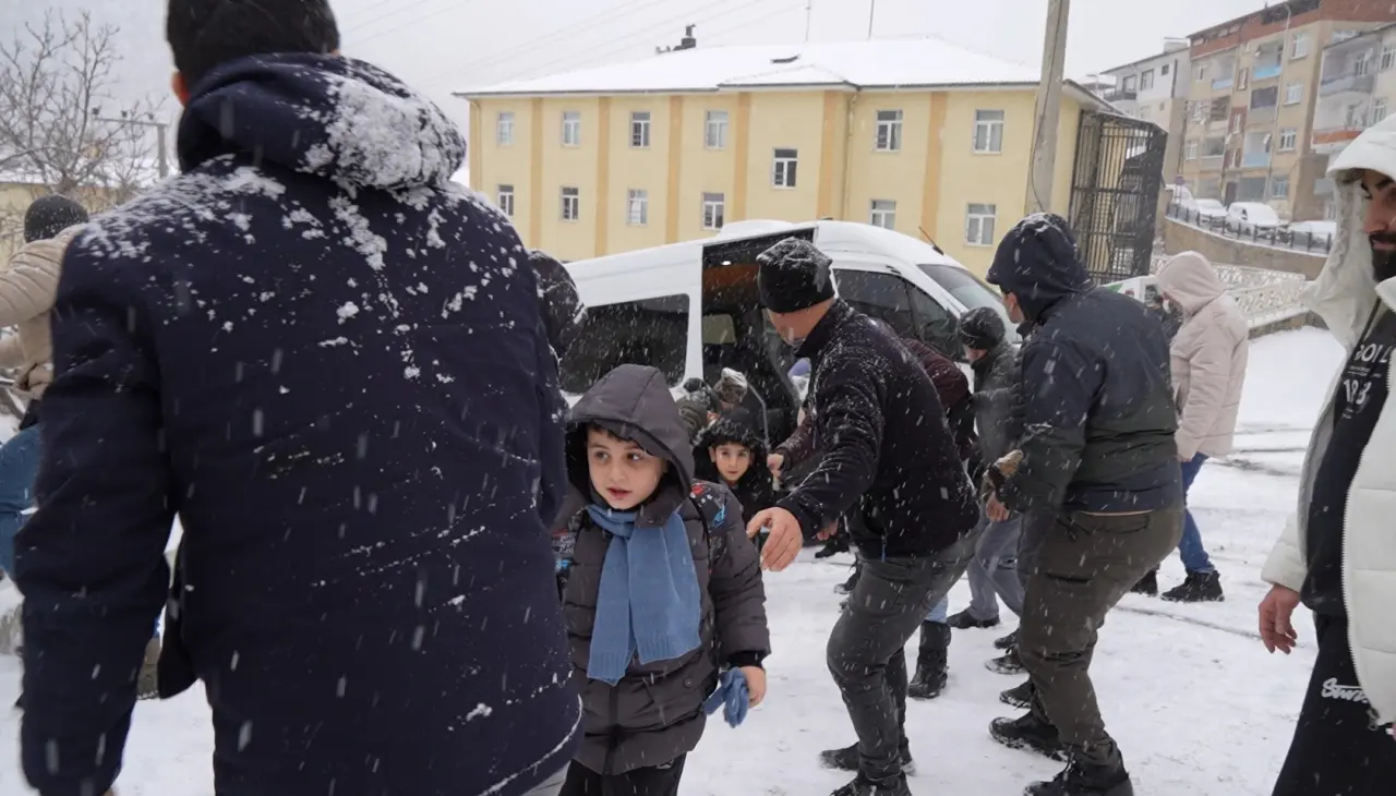 Gümüşhane'de kar yağışı kazalara neden oldu 1