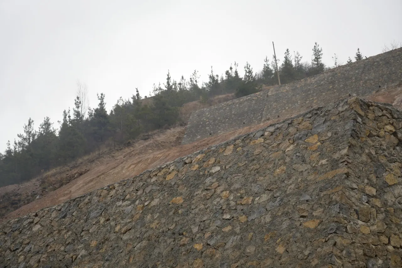 Bağlarbaşı Sanayi Sitesi’nde kabus geri mi dönüyor? Yeni yapılan istinat duvarları da çatladı 1