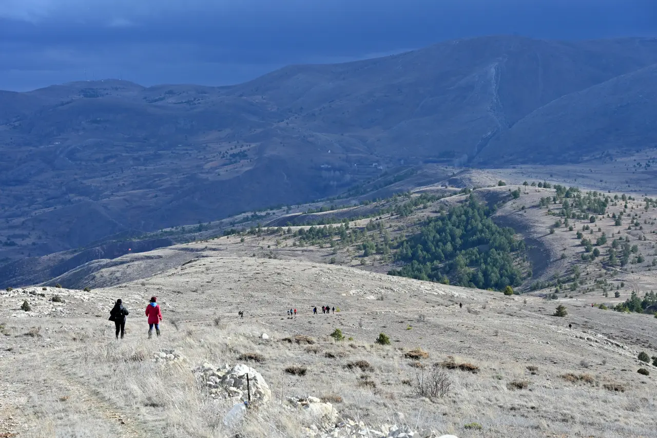 Dört mevsimi bir günde yaşadılar: Yağmur, gökkuşağı ve güneşli zirve 35